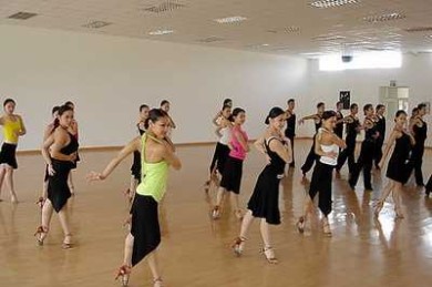 拉丁舞者舞蹈运动力度的训练