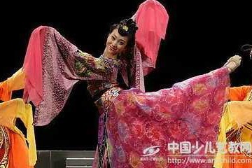 中国古典舞基础训练中所体现的民族特性技术、技巧