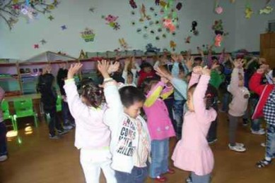 幼儿园中班集体舞教案：欢乐舞