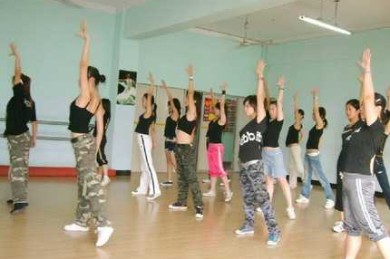 舞蹈胯部和胸部力量动作训练
