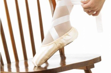 芭蕾舞为什么被称为“脚尖上的舞蹈”？