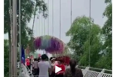 杭州一景区玻璃桥上大妈跳广场舞 保安劝都劝不住：桥要断了(转载)