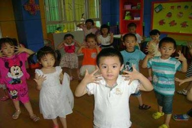 幼儿园小班舞蹈教案：小花猫照镜子