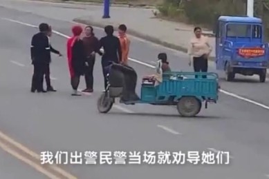 安徽淮北大妈十字路口跳广场舞，水泥车小心避让！