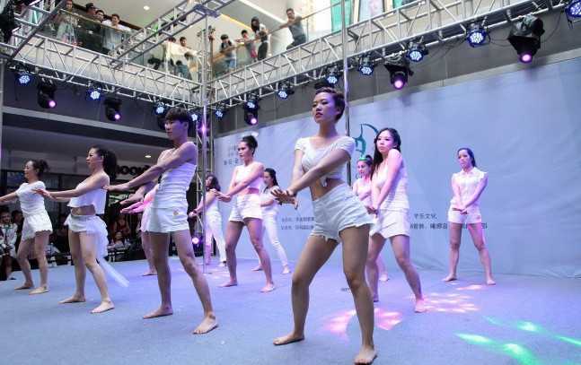 全国街舞挑战赛太原赛区比赛在省城五一广场举办
